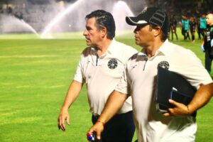 Mario García aplaude el esfuerzo de los jugadores de los Piratas FC en su debut
